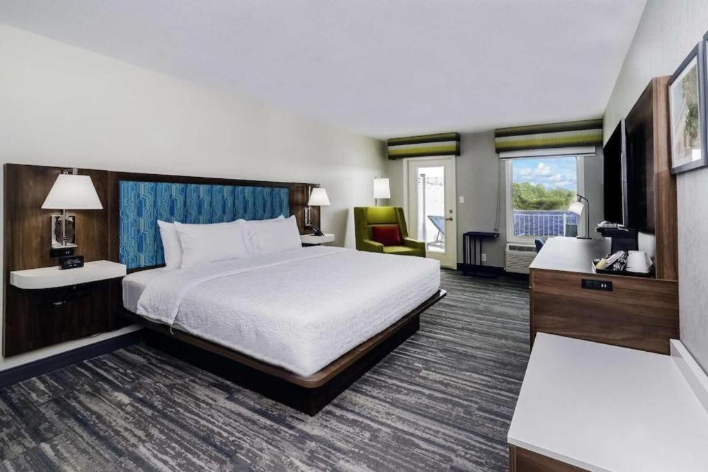 Holiday Inn Express Hotel & Suites Port Charlotte Exterior photo