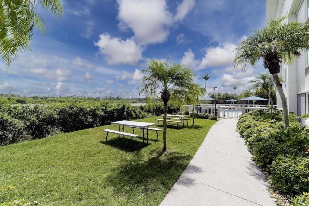 Holiday Inn Express Hotel & Suites Port Charlotte Exterior photo