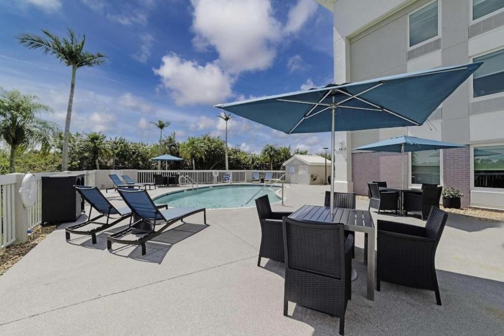Holiday Inn Express Hotel & Suites Port Charlotte Exterior photo