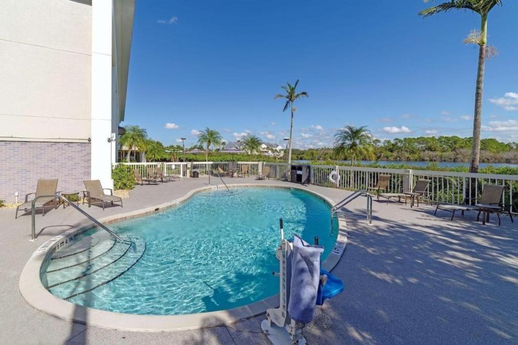 Holiday Inn Express Hotel & Suites Port Charlotte Exterior photo