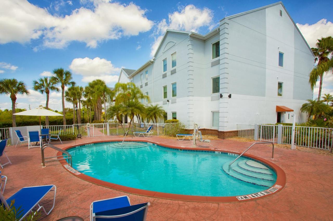 Holiday Inn Express Hotel & Suites Port Charlotte Exterior photo