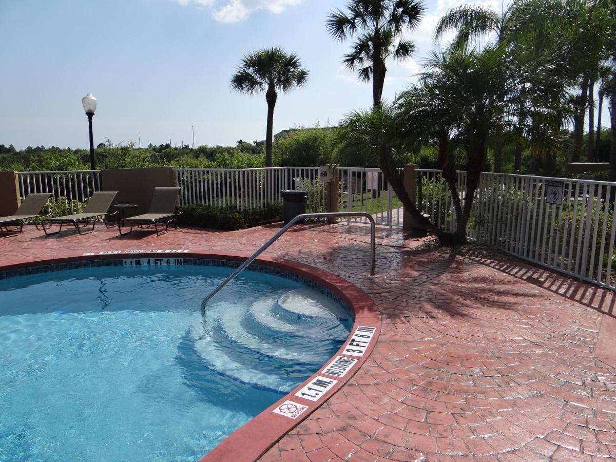 Holiday Inn Express Hotel & Suites Port Charlotte Exterior photo